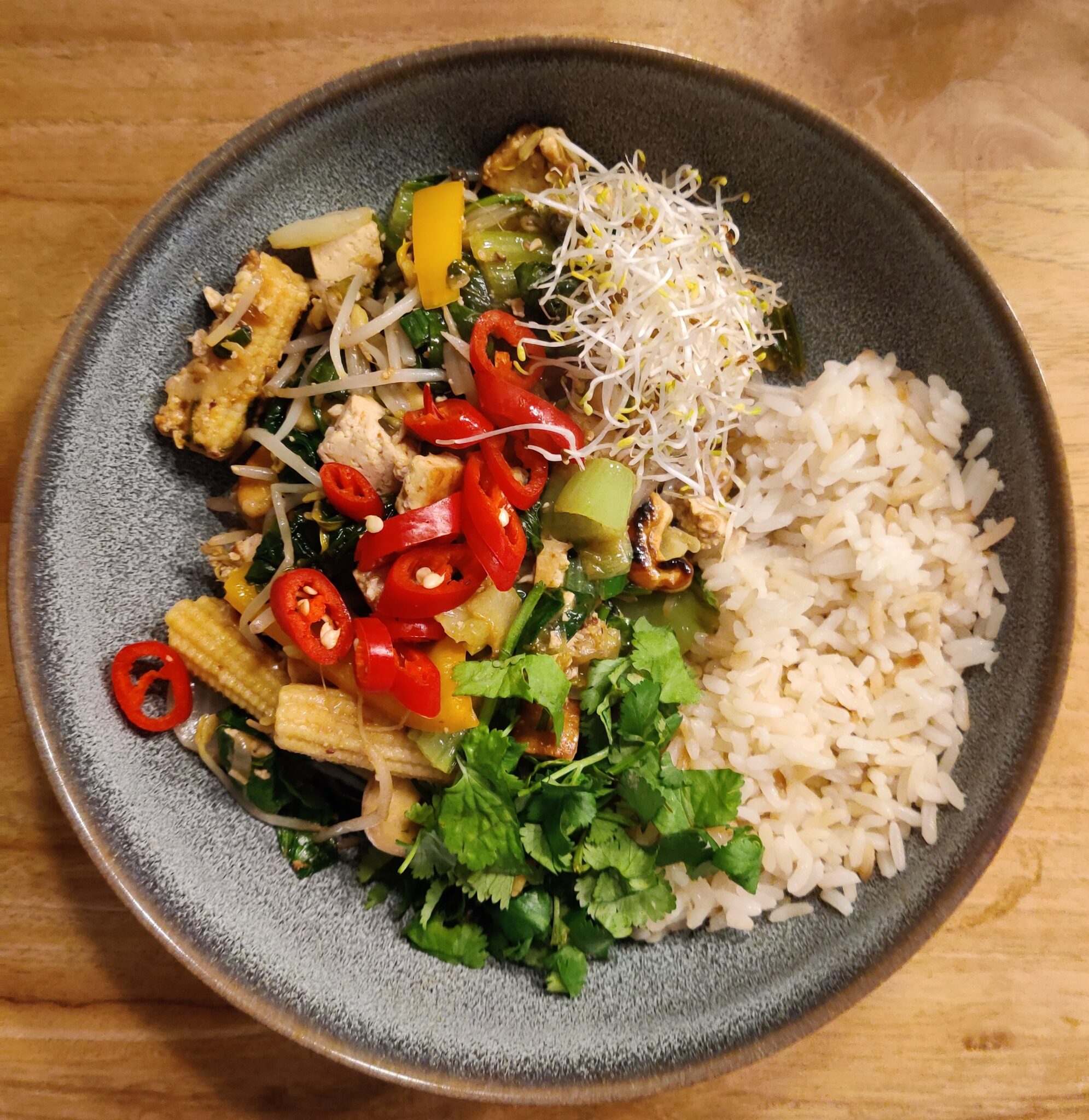 Tofu Mit Gemüse Und Reis