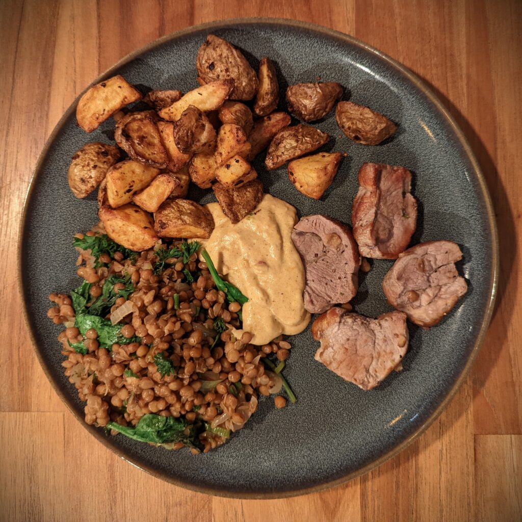 Mein Abendessen: Schweinefilet mit Linsen, Harissa Kartoffeln und Senfsauce